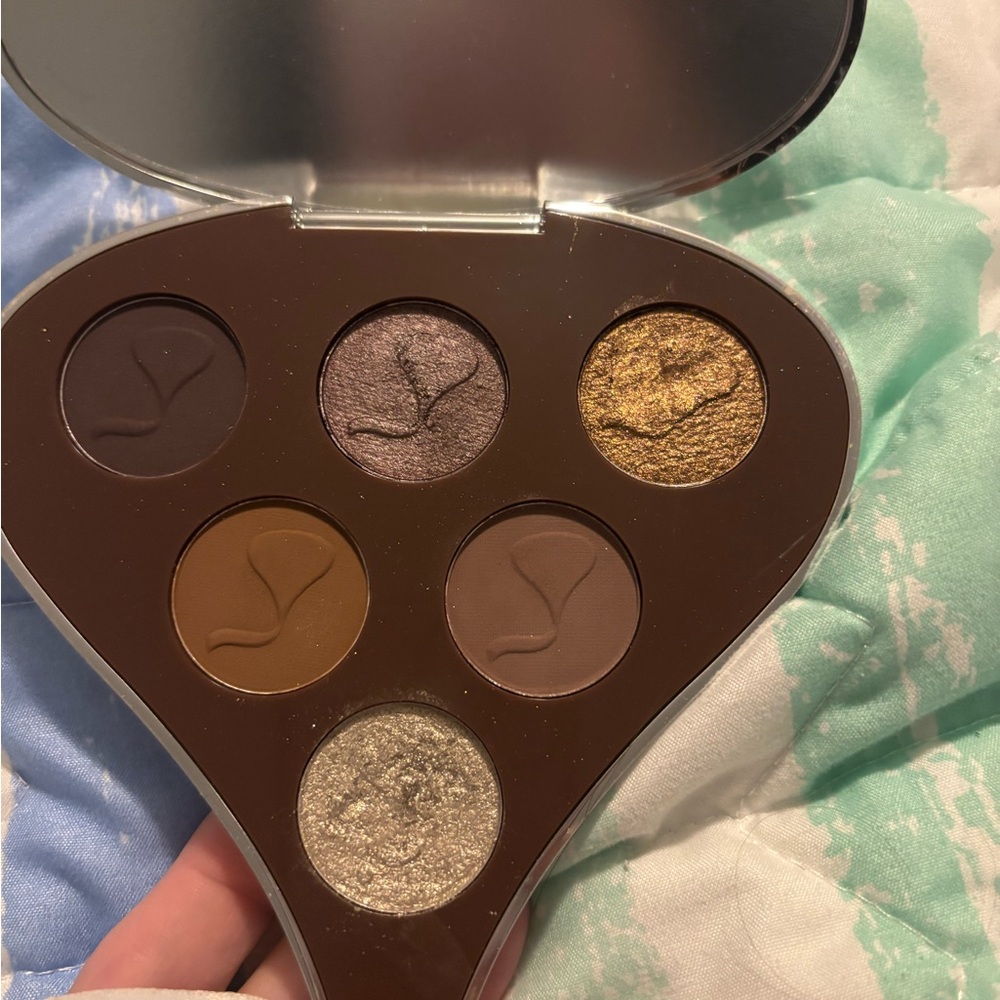 Luxurious Eyeshadow Palette with Gold and Silver Shades